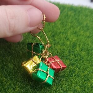 Bundle Of Gifts Pendant Vintage P309